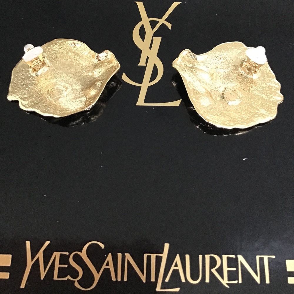 Yves Saint Laurent Large Vintage Gold Tone Lion Head clip on earrings - Picture 4 of 7